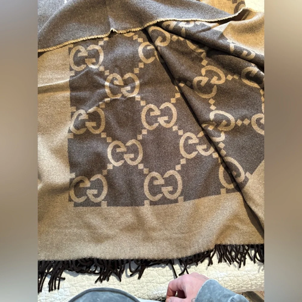 GUCCI Two Tone Wool Throw Blanket - Picture 9 of 12